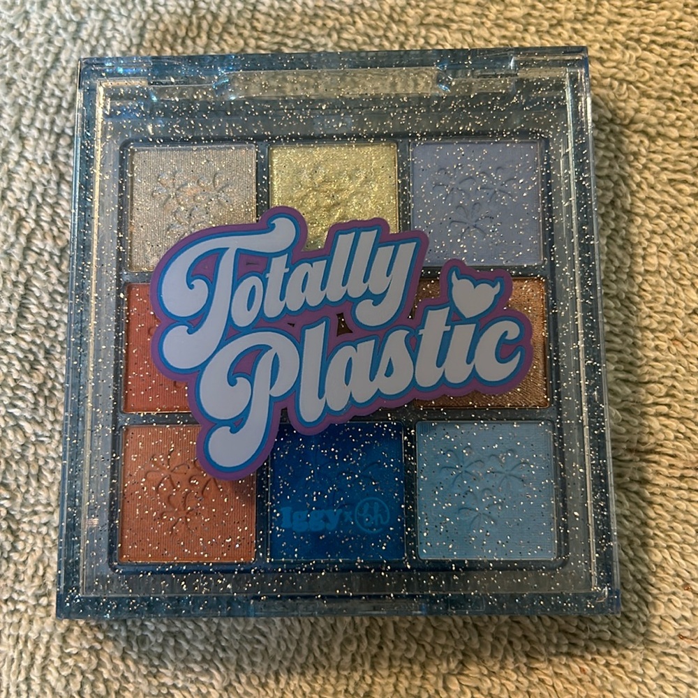 Iggy x BH Cosmetics- Totally 2,000s Blue Fur Eyeshadow Palette
